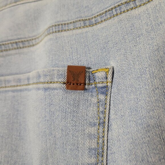 Jessica Simpson Plus Size Light Wash Flared Jeans With Floral Embroidery & Pocke - Picture 7 of 11